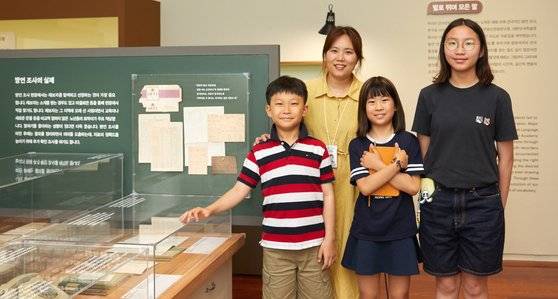 소중 학생기자단이 문영은(왼쪽에서 둘째) 국립한글박물관 학예사와 함께 전시를 둘러보고 사투리의 가치와 보전해야 하는 이유에 관해 설명을 들었다.