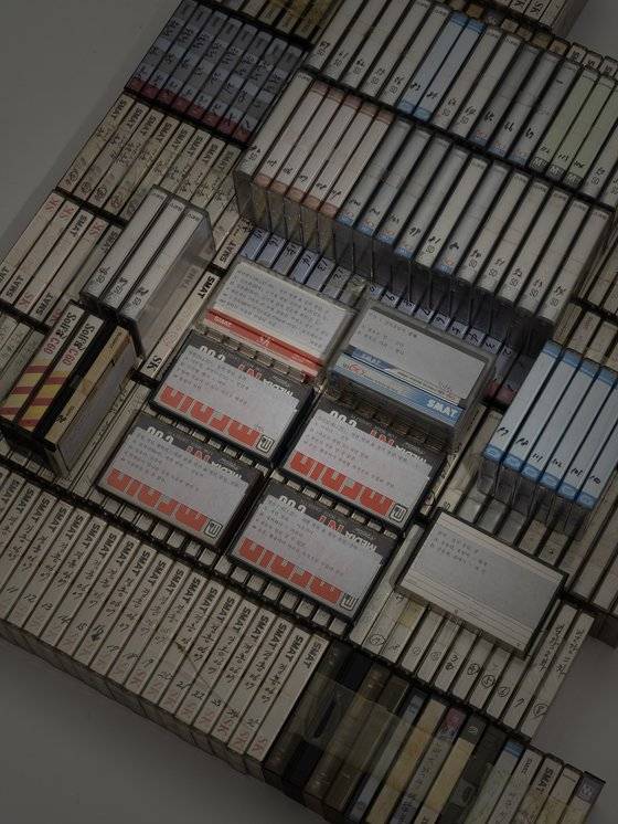 녹음기·수첩·사진 등 방언 연구자들의 다양한 조사 기록 중 방언 조사 카세트테이프.