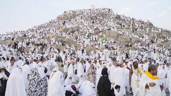 순례자들이 지난 15일 성지인 사우디아라비아 메카 근처 아라파트 산 정상에 모여 있다. AP=연합뉴스