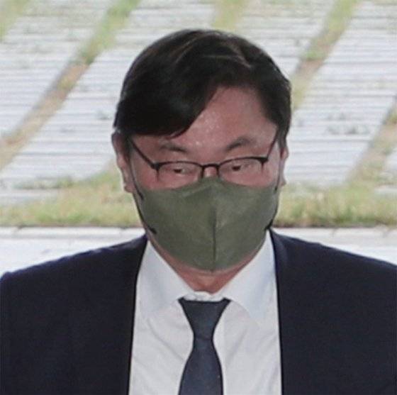 쌍방울 그룹으로부터 억대의 금품을 수수한 혐의를 받는 이화영 전 경기도 평화부지사가 지난 2022년 9월 27일 오전 경기도 수원시 영통구 수원지방법원에서 열리는 사전구속영장 실질심사(구속 전 피의자심문)에 출석하기 위해 수원지방검찰청 청사로 들어가고 있다. 대북송금 사건을 맡은 수원지법 재판부가 이화영 전 부지사에게 유죄를 선고하면서 같은 혐의로 기소된 이재명 더불어민주당 대표의 리스크는 더 증폭된 상태다. / 사진:연합뉴스