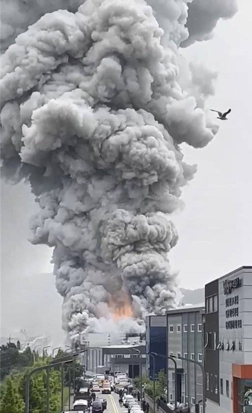 24일 오전 10시 30분쯤 경기 화성시 서신면의 일차전지 제조 업체인 아리셀 공장에서 불이 나 화염과 함께 검은 먹구름이 치솟고 있다. 이 화재로 이날 오후 6시 30분 현재 외국인 노동자 20명을 포함해 22명이 숨지고 8명의 중경상자가 발생했다. 뉴스1