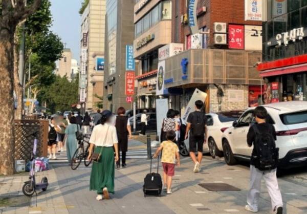 서울 강남구 대치동 학원가 거리에서 한 아이가 캐리어를 끌고 있다. 사진=김세린 기자