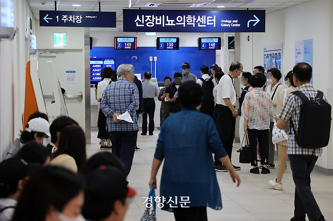 서울 의대·서울대병원 교수협의회 비상대책위원회가 휴진을 중단하고 정상 진료를 시작한 24일 서울 종로구 서울대병원 내 외래진료 창구가 내원객들로 붐비고 있다. 조태형 기자