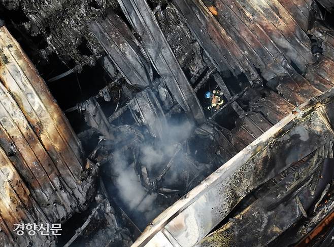 ‘누구 없나요’…화재 현장 인명 수색 경기 화성시 서신면 소재 1차전지 제조 업체인 아리셀 공장에서 24일 발생한 화재로 수십명이 사상한 가운데 한 소방대원이 까맣게 탄 공장 건물 내부에서 실종자를 수색하고 있다. 조태형 기자 phototom@kyunghyang.com