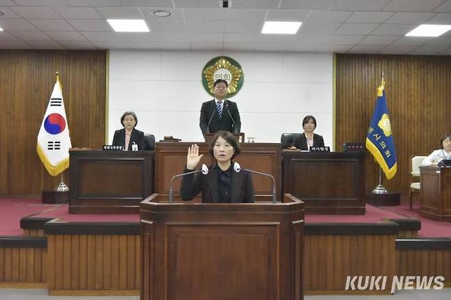 동해시의회 본회의장에서 의원선서를 하는 박주현 의원. (사진=동해시의회)