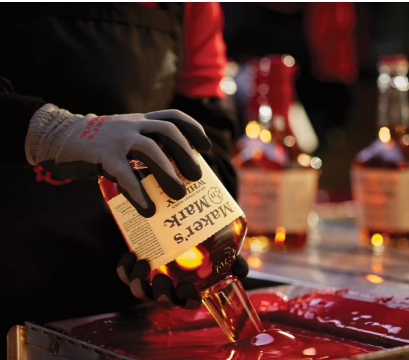 메이커스 마크의 트레이드 마크인 빨간 왁스 디핑 모습.