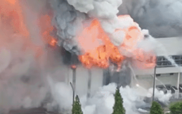 24일 오전 경기 화성시 서신면의 일차전지 제조 업체 공장에서 불이 나 연기와 불길이 치솟고 있다. [사진 = 연합뉴스]