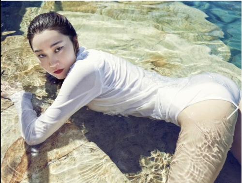 장윤주가 자신의 개인 채널을 통해 파격적인 사진들을 공개했다.사진=장윤주 SNS