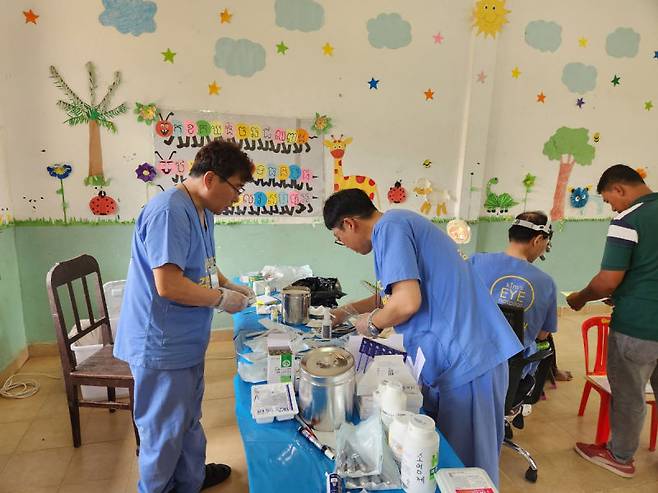 건양사이버대학교 의료봉사팀이 캄보디아 시엠립에서 의료봉사를 진행하고 있다./사진제공=건양사이버대학교