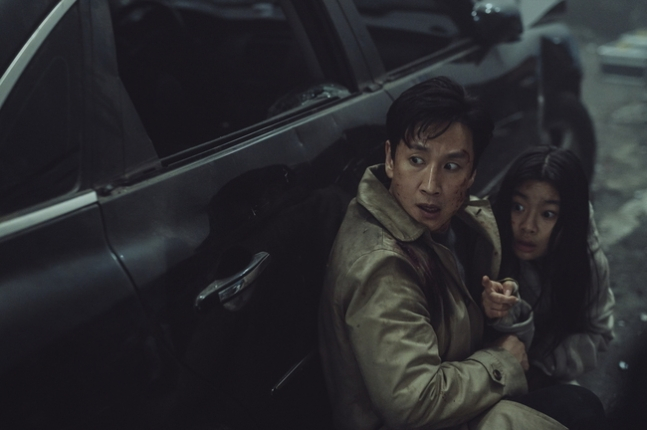 映画「脱出:プロジェクト・サイレンス」のスチール写真に写る俳優の故イ・ソンギュン(左) /photo=CJ ENM