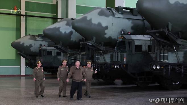 김정은 북한 노동당 총비서 겸 국무위원장이 지난달 17일 중요 국방공업기업소의 생산활동을 지도하는 모습. 조선중앙TV는 김 위원장이 대륙간탄도미사일(ICBM) 화성-18형 발사차량을 살펴보고 있다고 보도했다. / 사진=뉴시스