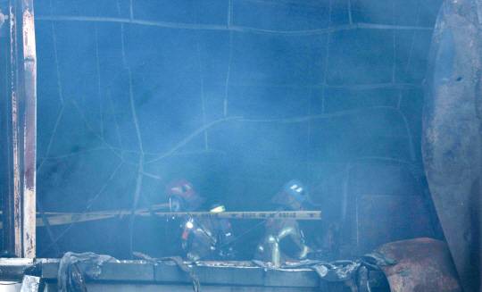 24일 경기도 화성시 서신면 소재 일차전지 제조 업체에서 화재가 발생해 소방대원들이 인명수색 작업을 하고 있다. 연합뉴스