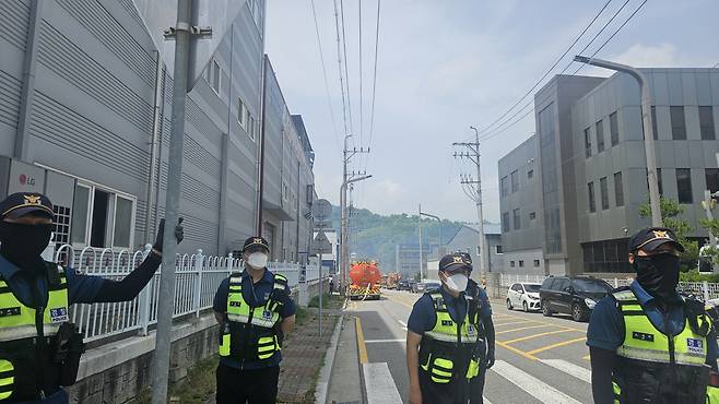 24일 오후 경기도 화성 소재 한 배터리 제조 공장에서 화재가 발생했다. 경찰이 현장 통제 중이다. 소방당국은 현재까지 21명이 연락이 되지 않는 상황이라고 설명했다. [박지영 기자]