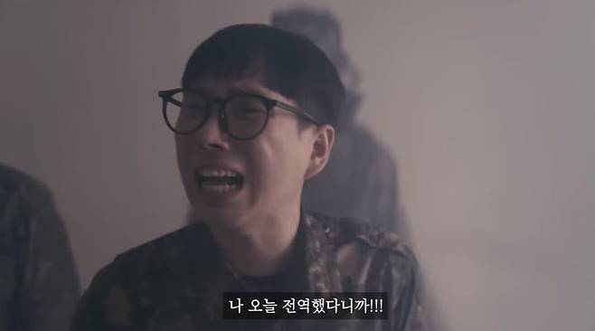 [서울=뉴시스]유튜브 채널 '싱글벙글'은 지난 23일 '나 오늘 전역했다니까'라는 제목의 영상을 올렸다. (사진=온라인 커뮤니티 캡처) 2024.06.24. photo@newsis.com *재판매 및 DB 금지