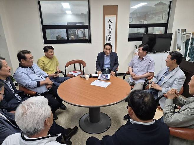 [거제=뉴시스] 신정철 기자= 서일준 국회의원(국민의힘 경남 거제시)은 제22대 국회의원 당선 후 첫 ‘거제시민 대화의 날’을 진행했다고 24일 밝혔다.사진은 지난 22일 ‘국회의원 서일준 거제사무소’에서 재선 후 첫 번째 진행한 ‘거제시민 대화의 날’ 모습.(사진=국회의원 서일준 거제사무소 제공).2024.06.24. photo@newsis.com *재판매 및 DB 금지