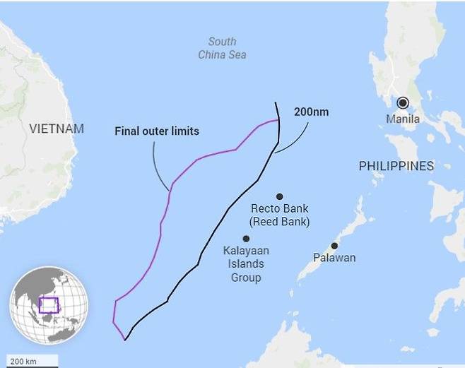 필리핀이 주장하는 남중국해의 대륙붕 한계(왼쪽 보라색선). 오른쪽 검은선은 200해리 배타적경제수역(EEZ) 경계선. (사진출처 SCMP 캡처) 2024.06.24.  *재판매 및 DB 금지