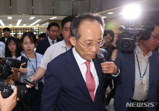 [서울=뉴시스] 고승민 기자 = 추경호 국민의힘 원내대표가 24일 서울 여의도 국회 로텐더홀에서 대국민 입장 발표를 마친 뒤 국회를 나서고 있다.추경호 원내대표는 비공개 의원총회에서 원내대표 직 사의를 표명한 것으로 알려졌다. 2024.06.24. kkssmm99@newsis.com