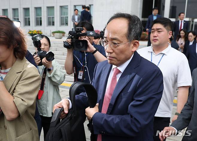 [서울=뉴시스] 고승민 기자 = 추경호 국민의힘 원내대표가 24일 서울 여의도 국회 로텐더홀에서 대국민 입장 발표를 마친 뒤 국회를 나서고 있다. 추경호 원내대표는 비공개 의원총회에서 원내대표 직 사의를 표명한 것으로 알려졌다. 2024.06.24. kkssmm99@newsis.com