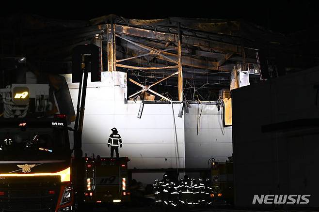 [화성=뉴시스] 김종택 기자 = 24일 경기 화성시 서신면 소재 일차전지 제조 업체 공장 화재 현장에서 소방대원들이 현장 수습 및 실종자 수색을 하고 있다. 2024.06.24.  jtk@newsis.com