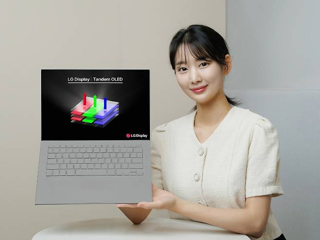 LG디스플레이 모델이 노트북용 탠덤 OLED 패널을 소개하고 있다.​​ LG디스플레이 제공