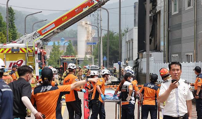 24일 경기도 화성시 서신면 소재 일차전지 제조 업체 공장의 화재 현장에서 119 구급대원들이 들것을 준비한 채 대기하고 있다. 연합뉴스