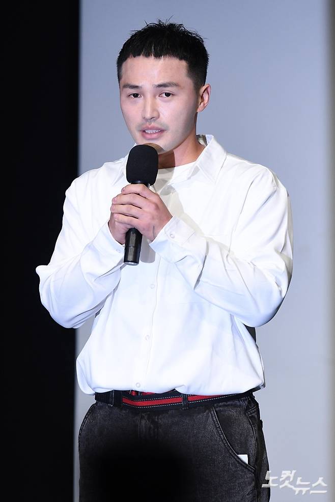 가수 마이크로닷이 24일 오후 2시 서울 구로구 예술나무씨어터에서 새 미니앨범 '다크사이드' 쇼케이스에 앞서 발언하고 있다. 박종민 기자
