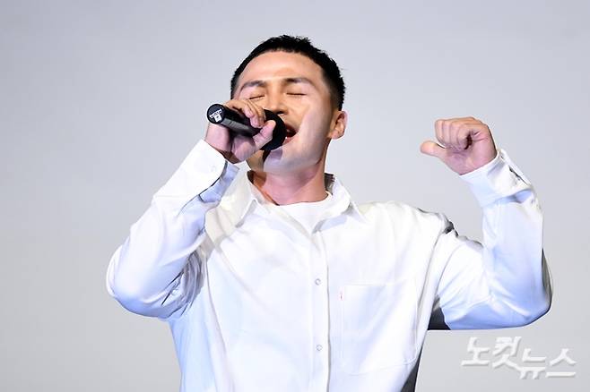 마이크로닷이 신곡 무대를 하는 모습. 박종민 기자
