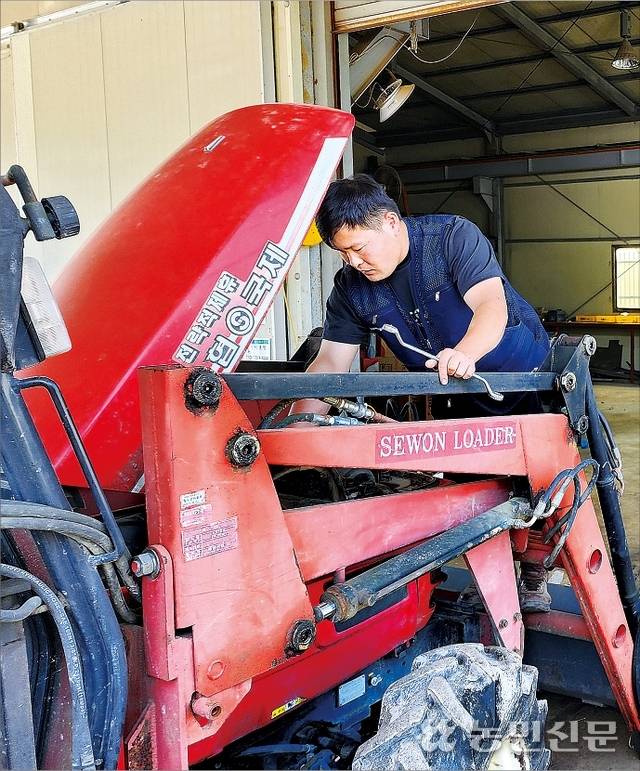충남 공주 유구농협 농기계수리센터에서 일하는 이문행 계장보가 무더운 날씨 속에서 트랙터를 고치고 있다. 그는 올해 28세로 농기계 수리업계에서는 보기 드문 젊은이다.