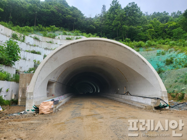 ▲강진군은 북삼면 주민의 오랜 숙원사업이었던 강진군 까치내재 터널 개설 공사가 6월 20일 현재, 2026년 7월 완공을 목표로 차질 없이 추진되고 있다ⓒ강진군