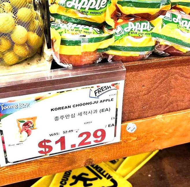 국내에선 금사과였던 사과 가격이 태평양을 건너가자 싸졌다며 논란이 일어났다. 출처 : 온라인 커뮤니티 캡처