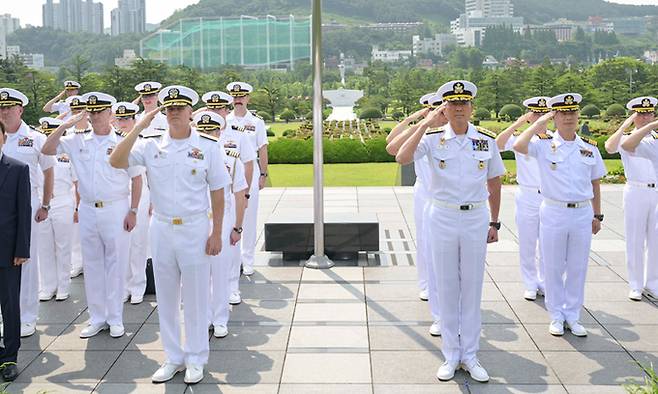 최성혁 해군작전사령관(앞줄 오른쪽)과 크리스토퍼 알렉산더 미 해군 제9항모강습단장(앞줄 왼쪽)을 비롯한 한·미 해군 지휘관 및 참모들이 유엔기념공원을 찾아 참전용사 묘역에 참배하고 있다. 해군작전사령부 제공