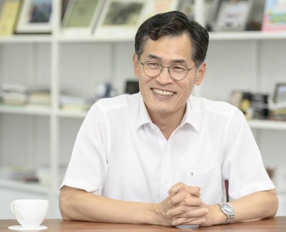 이기재 서울 양천구청장이 23일 양천구청 구청장실에서 서울신문과 인터뷰하며 웃고 있다. 이 구청장은 지난 임기 2년 동안 목동아파트 안전진단 통과 등 양천구 개발을 시작할 수 있는 토대를 마련했다면 향후 2년은 양천의 100년 미래를 만들 개발의 기틀을 다지는 시간이 돼야 한다고 강조했다. 양천구 제공