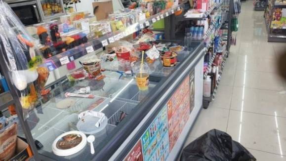 최근 온라인 커뮤니티에 올라온 사진. 제주도의 한 편의점 직원은 중국인 관광객이 왔다 간 이후의 모습이라며 쓰레기로 초토화 된 편의점 내부를 공개했다