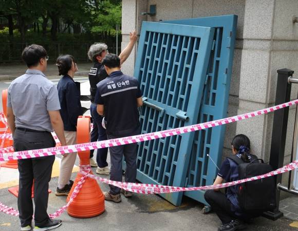 24일 오전 청주시 서원구 A고교에서 70대 경비원이 학교 정문 접이식 철문에 깔려 숨지는 사고가 발생했다. 2024.06.24.  뉴시스
