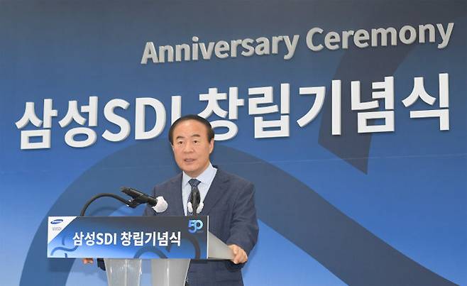 삼성전자는 5월 21일 반도체(DS) 부문 새 수장으로 전영현 미래사업기획단장(부회장)을 임명했다고 발표했다. 사진은 2020년 7월 1일 전영현 당시 삼성SDI 사장이 경기 용인시 기흥사업장에서 열린 ‘삼성SDI 창립 50주년 기념식’에 참석해 기념사를 하는 모습. [삼성SDI]