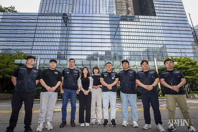 전국삼성전자노조 집행부와 조합원들이 6월7일 서울 서초동 삼성전자 사옥 앞에 섰다. 맨 왼쪽부터 김종년 조직국장, 박성훈 대의원, 손우목 위원장, 김수지 대의원, 임하나 조합원, 이현국 부위원장, 이태윤 사무국장, 허창수 부위원장, 노형진 대의윈.ⓒ시사IN 신선영