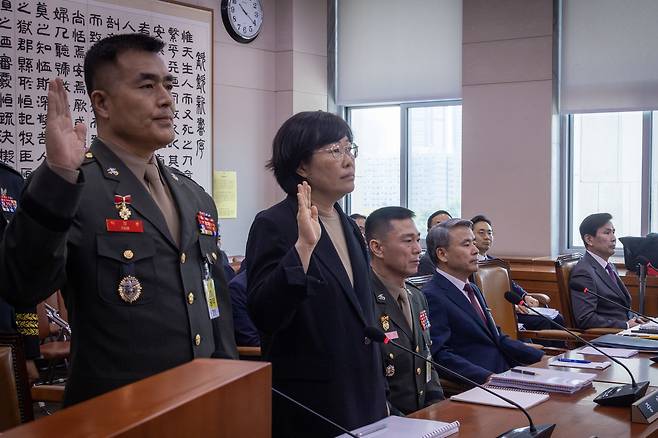 박성재 법무부 장관, 박정훈 전 해병대 수사단장, 유재은 전 국방부 법무비서관을 비롯한 참석자들이 6월21일 서울 여의도 국회 법제사법위원회에서 열린 ‘순직 해병 진상규명 방해 및 사건은폐 등의 진상규명을 위한 특별검사 임명법’(채상병특검법)에 대한 입법청문회에서 증인으로 출석해 증인 선서를 하고 있다. 이종섭 전 국방부 장관, 임성근 전 해병대1사단장, 신범철 전 국방부 차관은 증인 선서를 하지 않았다. ⓒ시사IN 박미소