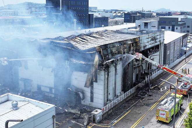 24일 경기도 화성시 서신면 소재 일차전지 제조 업체에서 화재가 발생해 소방관들이 진화작업을 하고 있다. ⓒ연합뉴스