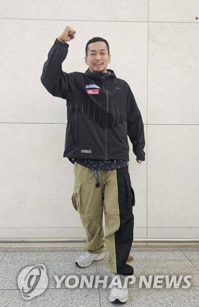 퀄리파이어 시리즈 2차 대회 출전하는 비보이 김홍열 (영종도=연합뉴스) 설하은 기자 = 비보이 김홍열(Hong10·도봉구청)이 2024 파리 올림픽 브레이킹 최종 예선전인 올림픽 퀄리파이어 시리즈(OQS) 2차 대회 출전을 위해 19일 오전 인천국제공항에서 출국 전 기념 촬영하고 있다. 2024.6.19 soruha@yna.co.kr