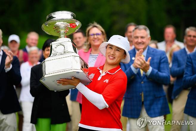 우승컵을 든 양희영 [로이터=연합뉴스] Mandatory Credit: Steven Bisig-USA TODAY Sports