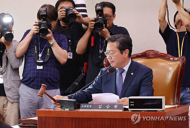 법사위, 소위 열어 채상병특검법 심사 (서울=연합뉴스) 김주형 기자 = 더불어민주당 소속 김승원 소위원장이 17일 오후 국회에서 열린 순직 해병 수사 방해 및 사건 은폐 등의 진상규명을 위한 특별검사 임명에 관한 법률안을 심사하는 제1차 법제사법위원회 법안심사제1소위원회에서 의사봉을 두드리고 있다. 국민의힘 위원들과 법무부 차관은 불참했다. 2024.6.17 kjhpress@yna.co.kr