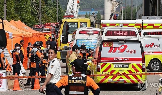 줄지어 들어가는 구급차 (화성=연합뉴스) 홍기원 기자 = 24일 경기도 화성시 서신면 소재 일차전지 제조 업체 화재 현장에 구급차들이 줄지어 들어가고 있다. 2024.6.24 xanadu@yna.co.kr
