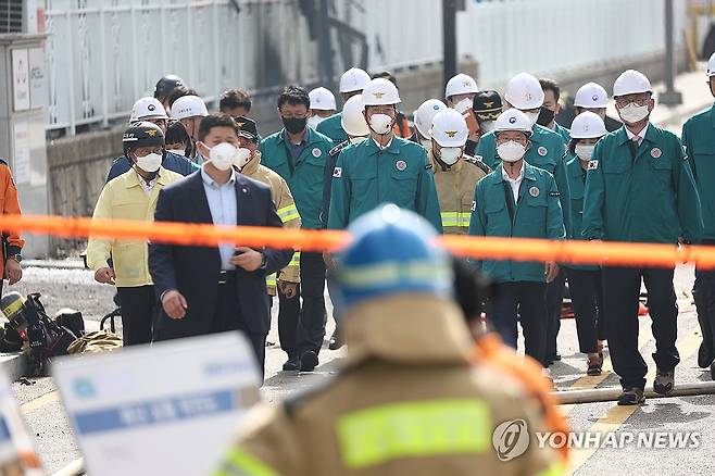 화성　화재현장 방문한 한덕수 총리 (화성=연합뉴스) 류영석 기자 = 한덕수 국무총리가 24일 경기도 화성시 서신면 소재 일차전지 제조 업체 공장 화재 현장을　둘러보고 있다. 2024.6.24 ondol@yna.co.kr