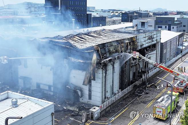 처참한 화재 현장 (화성=연합뉴스) 홍기원 기자 = 24일 경기도 화성시 서신면 소재 일차전지 제조 업체에서 화재가 발생해 소방관들이 진화작업을 하고 있다. 2024.6.24 xanadu@yna.co.kr