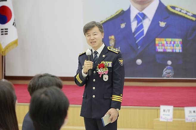 작별 인사 하는 홍기현 경기남부경찰청장  (수원=연합뉴스) 홍기현 경기남부경찰청장이 24일 열린 퇴임식에서 직원들에게 작별 인사를 하고 있다. 2024.6.24 [경기남부경찰청 제공. 재판매 및 DB 금지]