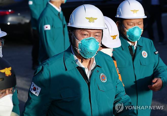 윤석열 대통령, 화성 공장 화재 현장 점검 (화성=연합뉴스) 류영석 기자 = 윤석열 대통령이 24일 오후 경기 화성시 서신면 소재 리튬전지 제조 공장 화재 현장을 찾아 상황 점검에 나서고 있다.  2024.6.24 ondol@yna.co.kr