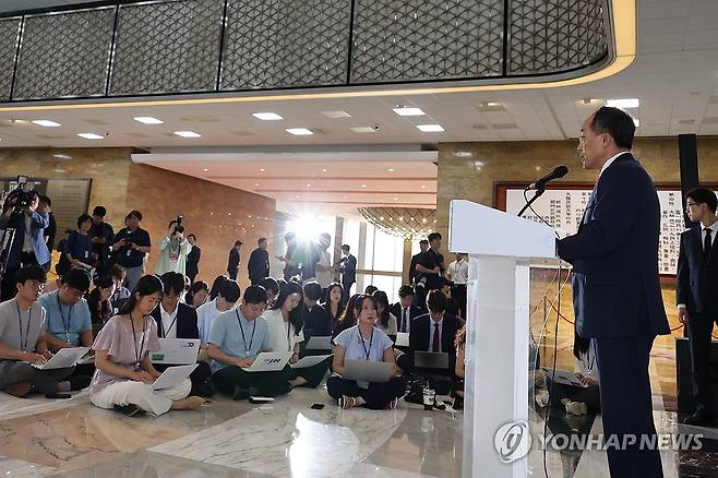 의총결과 설명하는 추경호 ' 7개 상임위 수용' (서울=연합뉴스) 김주성 기자 = 국민의힘 추경호 원내대표가 24일 오전 국회에서 비공개 의원총회를 마친 뒤 나와 결정된 내용을 설명하고 있다. 
    이날 의원총회에서 국민의힘은 더불어민주당이 여당 몫으로 남겨둔 7개 상임위원장 자리를 수용하기로 했다. 2024.6.24 utzza@yna.co.kr