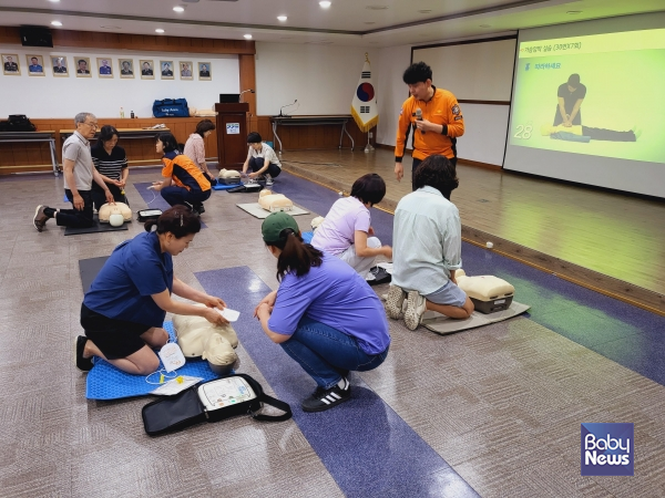 심폐소생술 교육 모습. ⓒ구리시육아종합지원센터