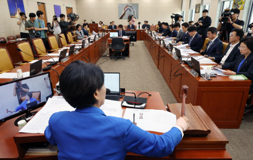 최민희 국회 과방위원장이 21일 오후 서울 여의도 국회에서 열린 과학기술정보방송통신위원회의 방송통신위원회 설치 및 운영에 관한 법률 일부개정법률안에 대한 입법청문회에서 의사봉을 두드리고 있다. (사진=뉴시스)