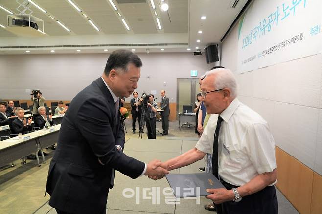 지난 24일 ‘2024년 국가유공자 노후주택보수 및 임차자금지원 기념식’에서 유병태 HUG 사장(왼쪽)이 6.25 참전 유공자에게 기증서를 전달하고 있다.(사진=HUG)